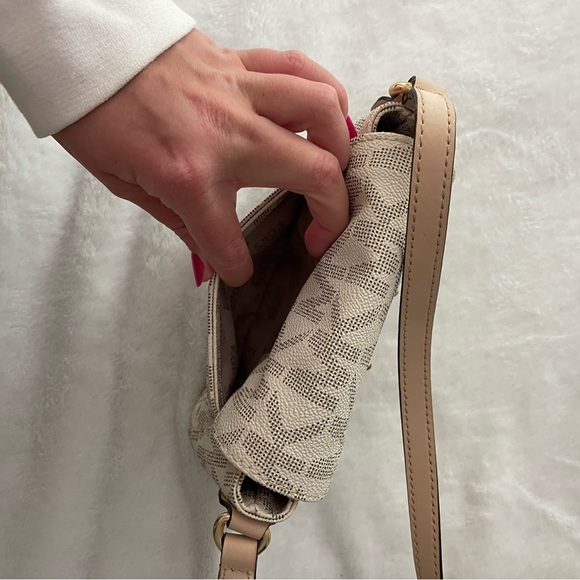 Michael Kors purse - Picture 5 of 5